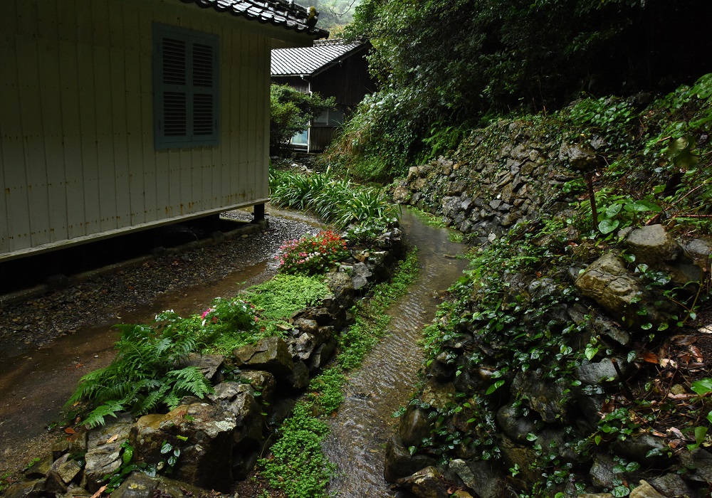 05_江上天主堂裏の水路_池田勉撮影